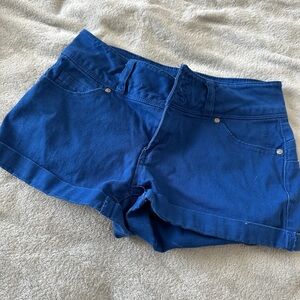 Shorts medium rise. Short  length.